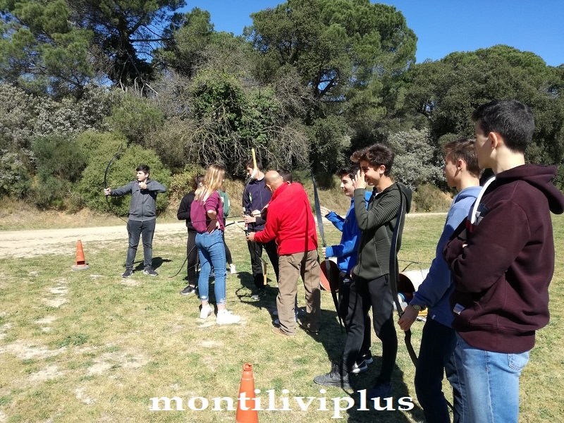 Els alumnes de 1r de Batxillerat fan una sortida a l'hípica i practiquen tir amb arc