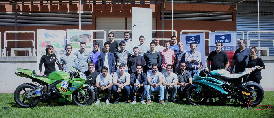 Alumnes dels CCFF d'Automoció i Carrosseria pinten 2 motos de competició