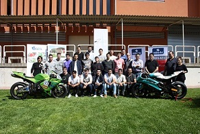 Alumnes dels CCFF d'Automoció i Carrosseria pinten 2 motos de competició