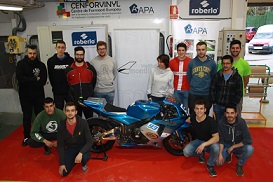 Alumnes del CFGS d' Automoció pinten una moto de competició