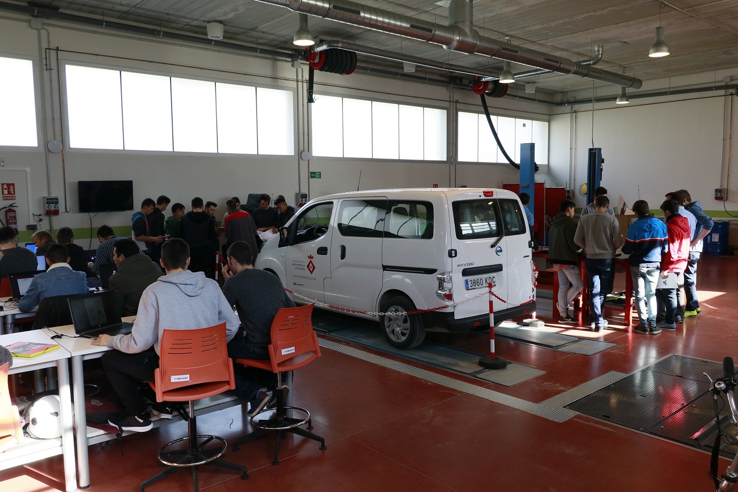 Els alumnes d’Automoció i Electromecànica visiten el CREVE.