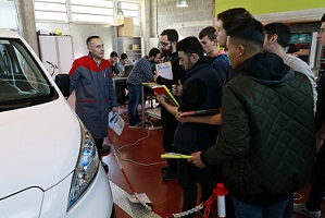 Els alumnes d’Automoció i Electromecànica visiten el CREVE.