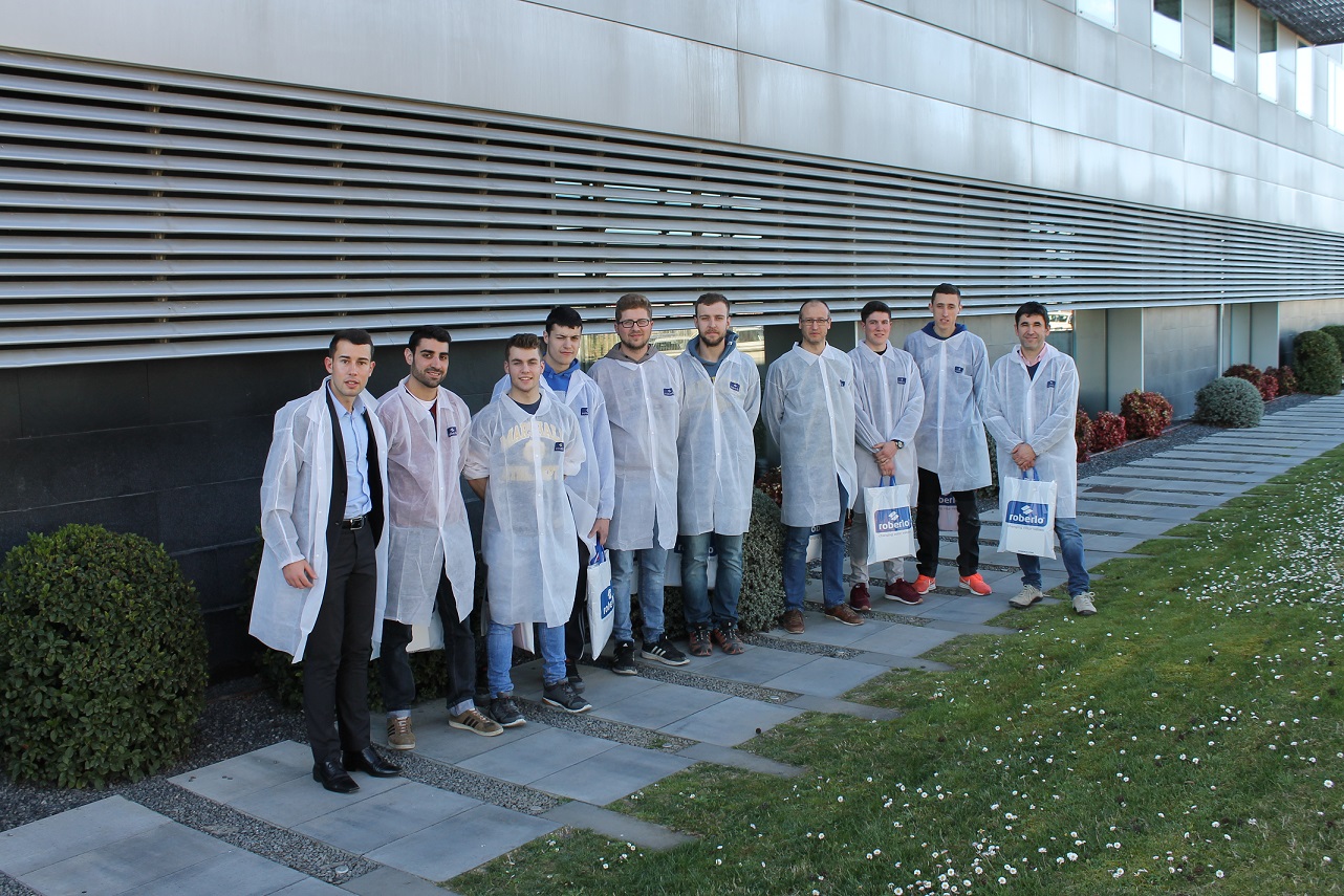 Els alumnes dels CCFF de GM de Carrosseria i GS d’Automoció visiten Roberlo