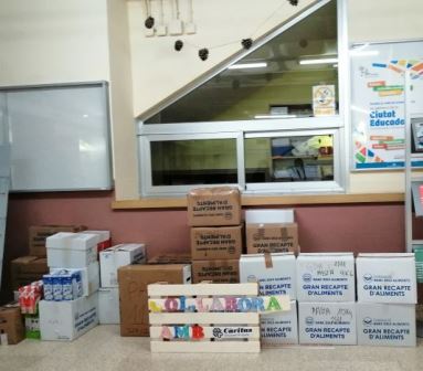 Activitats solidàries a l'Institut Montilivi. Recollida d'aliments.