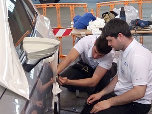 Alumnes del 2n curs del CFGS d’Automoció participen a Lleida en el 4t concurs de vinils.