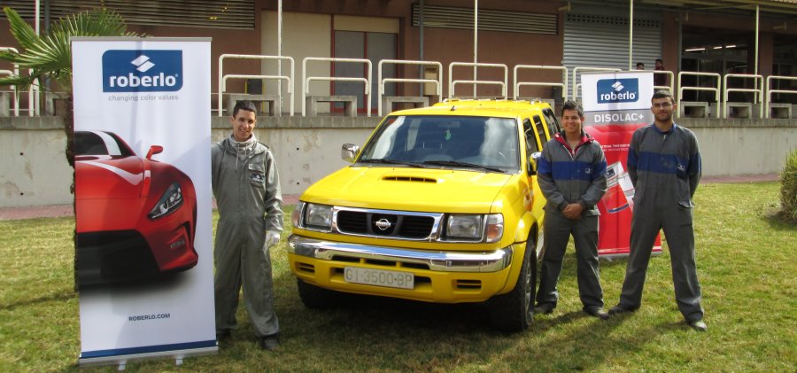 Alumnes del CFGM de Carrosseria pinten el cotxe de l'ADF de Girona